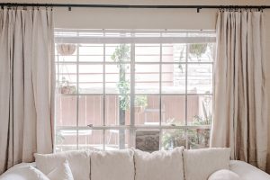 Nếu ưa chuộng phong cách tối giản đừng bỏ qua rèm vải đơn sắc