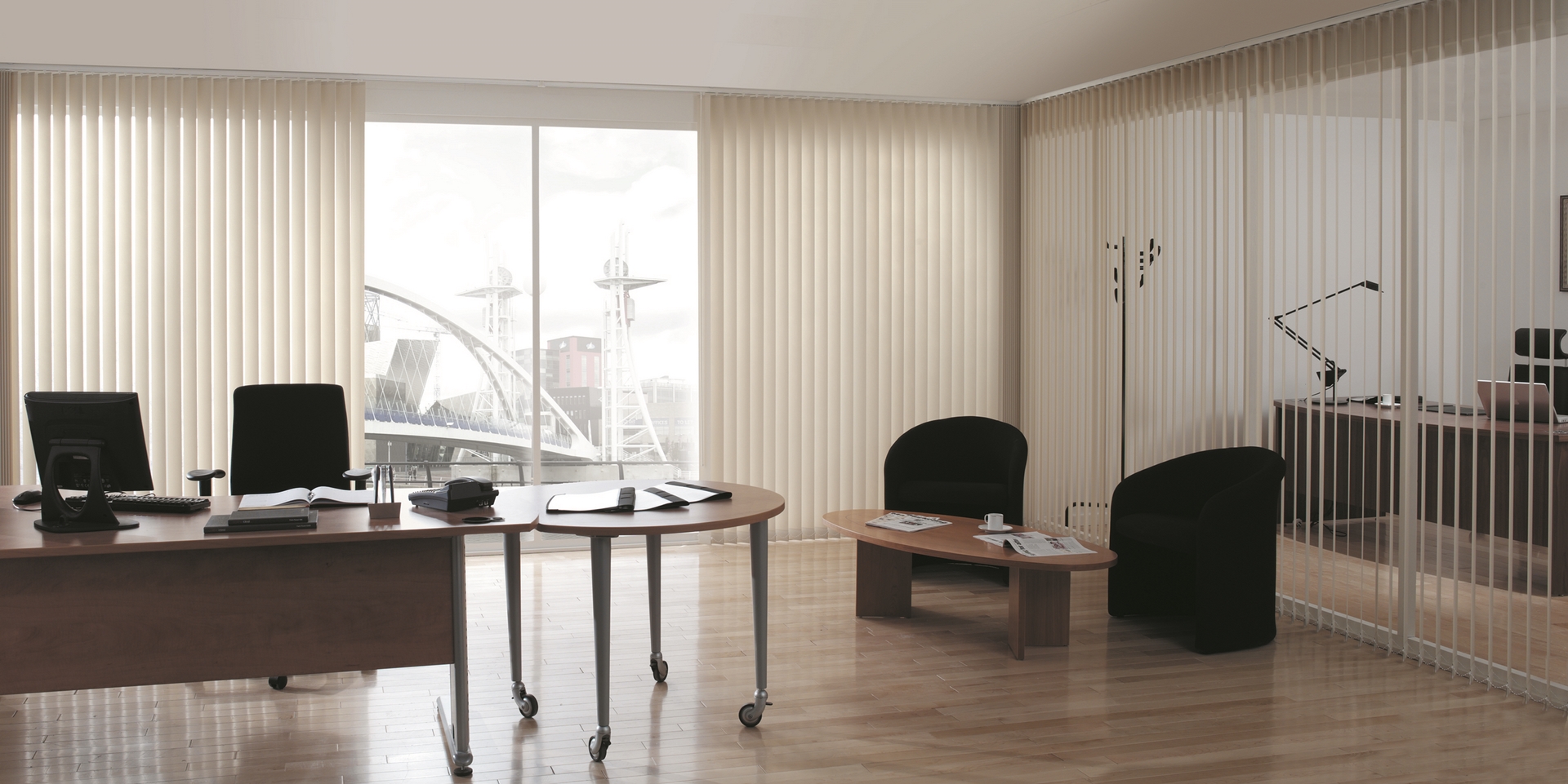 Rèm lá dọc được dùng phổ biến trong các văn phòng làm việc