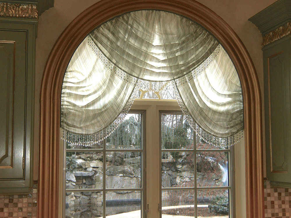 Rèm cửa đẹp vải voan mang đến sự nhẹ nhàng, tinh tế cho khung cửa vòm