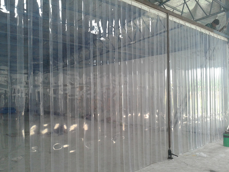 Rèm kéo ngang nhựa PVC lắp đặt nhiều cho nhà kho