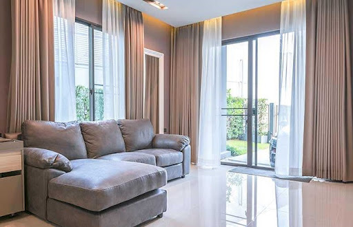 Phòng khách nên lựa chọn màu sắc rèm cửa phù hợp với màu tường và đồ nội thất.