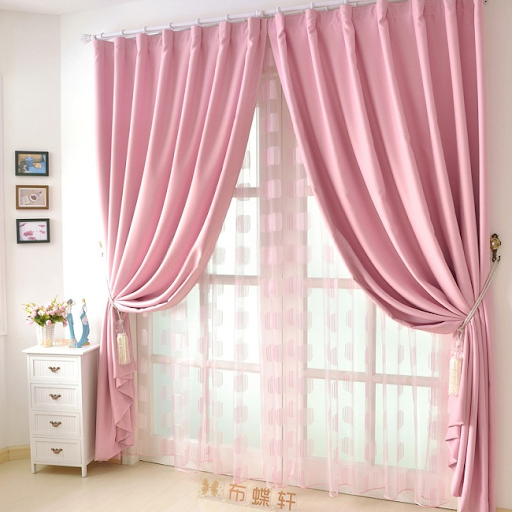 Rèm màu hồng thích hợp khi đi cùng các bức tường màu trắng, hồng nhạt hoặc trung tính.