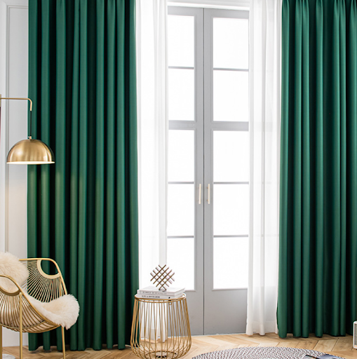 Rèm màu xanh lá cây phù hợp dùng cho những bức tường trắng nhẹ nhàng.
