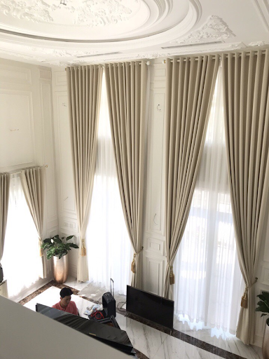 Chọn lựa rèm thông tầng theo từng phong cách hiện đại, tân cổ điển phù hợp với không gian nhà ở.